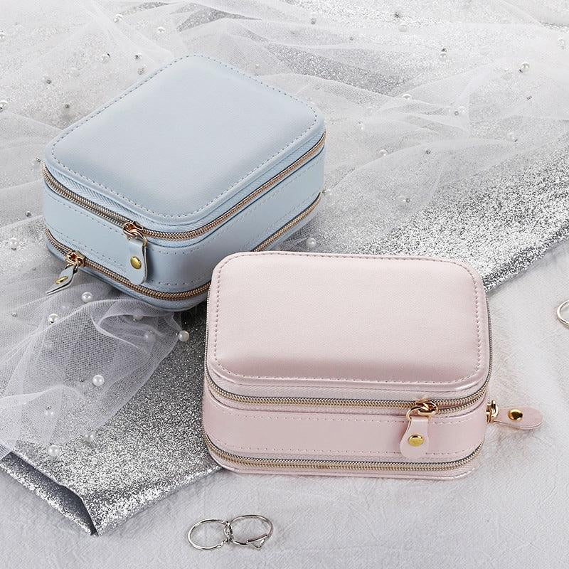 Travel in Style: The Elegant Jewelry Organizer That Keeps Your Gems Safe!