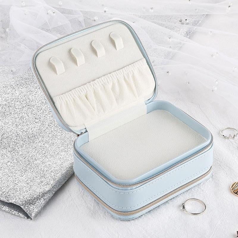 Travel in Style: The Elegant Jewelry Organizer That Keeps Your Gems Safe!